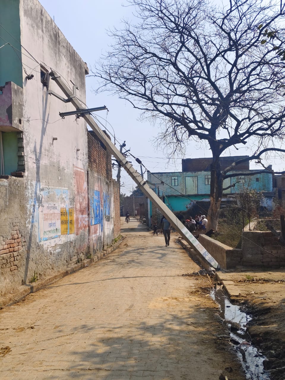 संभल जिले के रेवा गांव में बिजली का खम्मा गिरने से रोड हुआ बंद