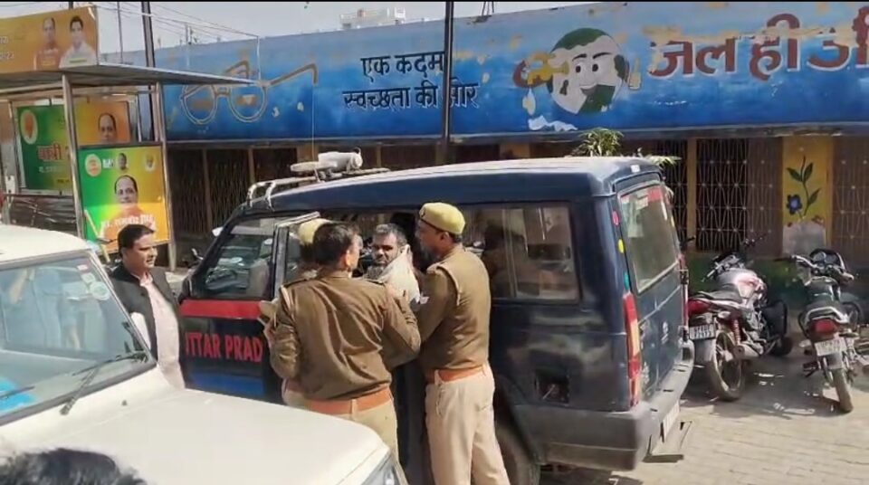 कासगंज में न्याय की उम्मीद लेकर जनसुनवाई पहुंचे व्यक्ति को पुलिस ने हिरासत में डाला, मौलिक अधिकारों का कथित उल्लंघन